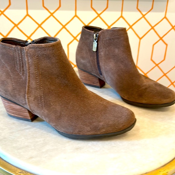 Blondo Waterproof Suede Booties Size 7 - Picture 2 of 7